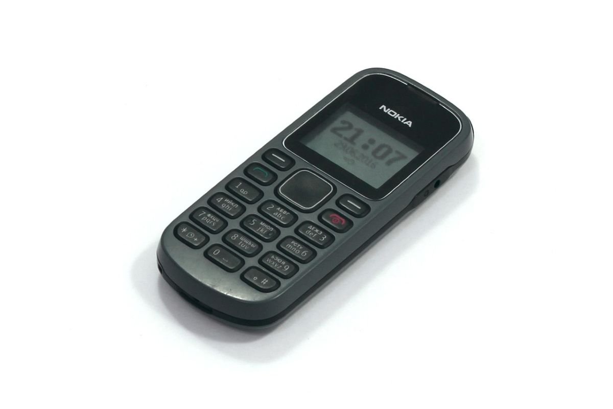 Nokia mobile phone with a numeric keypad and a digital display showing the time. The device has a simple design and a dark color scheme.